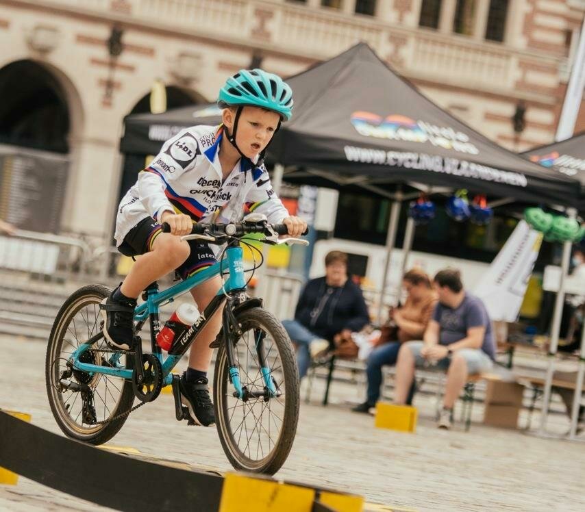 140 enfants ouvrent les Championnats du Monde Route UCI 2021