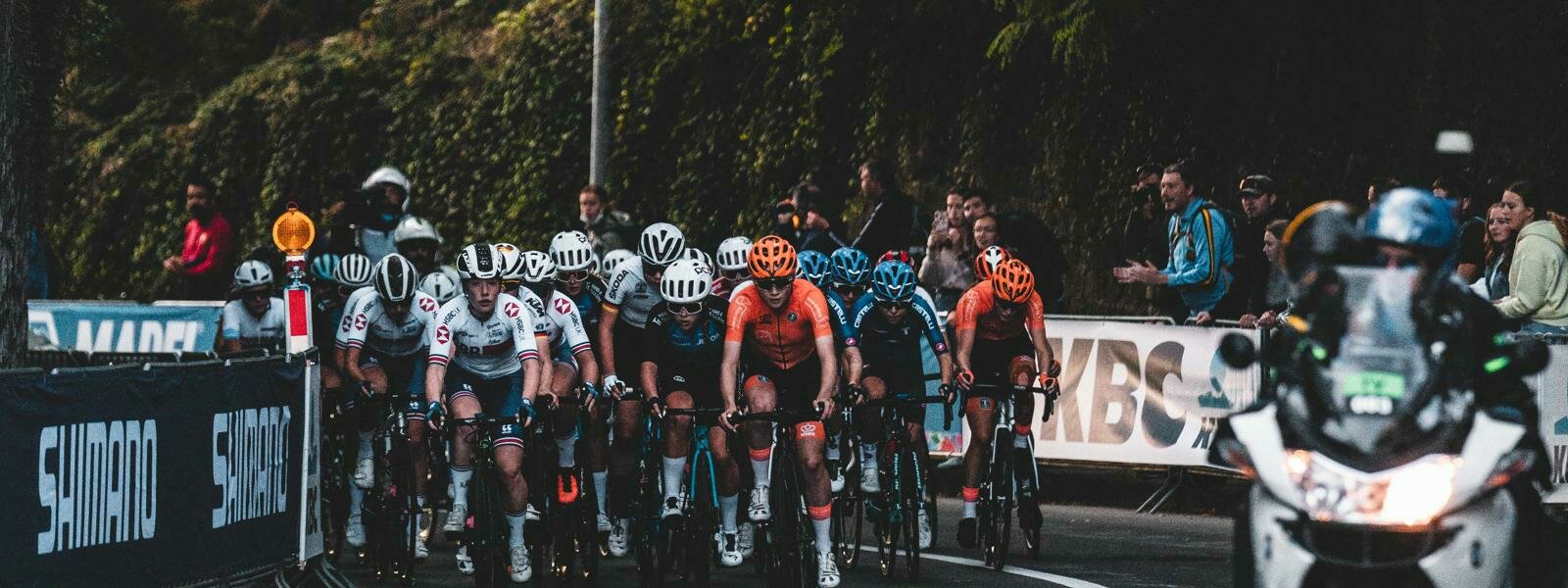 Zoe Bäckstedt remporte le sprint pour le maillot arc-en-ciel